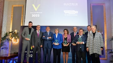 Rudy Fernández, Paloma del Río y representantes de la Liga Profesional de Fútbol Femenino, el Alto Comisionado contra la Pobreza Infantil y la Red EXERNET posan junto a Jaime Lissavetzky en la entrega de los premios de la Fundación España Activa.