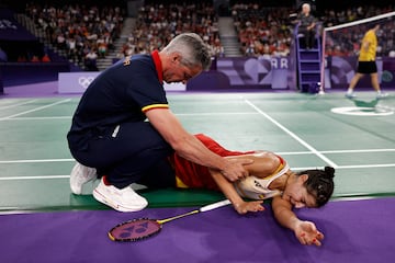 Su entrenador Fernando Rivas acude raudo.