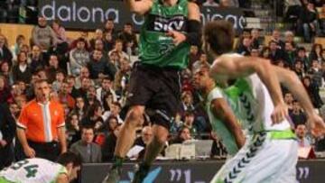 <b>JOVENTUT 89 - UNICAJA 85</b>. Carl English.