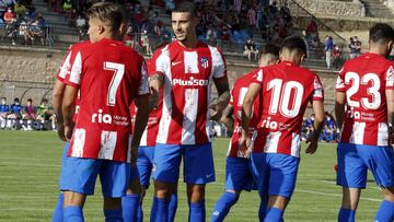 Hermoso tiende la mano al Cholito, Giuliano Simeone, en el 0-1 del Atl&eacute;tico al Numancia en Burgo de Osma.