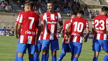 Hermoso tiende la mano al Cholito, Giuliano Simeone, en el 0-1 del Atl&eacute;tico al Numancia en Burgo de Osma.