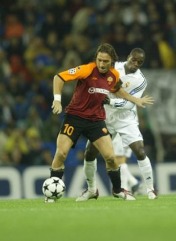 Totti protege el balón ante Makelele. En el Bernabéu siempre dio grandes recitales de juego, tanto de pausa para frenar al Madrid como de velocidad para fomentar los ataques de su equipo.