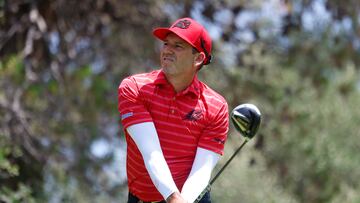 SAN ROQUE (CADIZ), 02/07/2023.- El golfista español Sergio García, lanza su bola en la salida del hoyo 3 este domingo, en el campo de Valderrama, durante la tercera y última jornada del campeonato LIV Golf Andalucía, en San Roque (Cadiz). EFE/A.Carrasco Ragel
