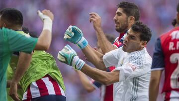 Tras una dura infracci&oacute;n de &Aacute;lvarez sobre Pulido, se desat&oacute; la pelea cerca del &aacute;rea de Tigres