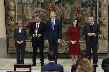 The Ricky Rubio Foundation recibe la  Copa Stadium otorgada por el Consejo Superior de Deportes (CSD) en los Premios Nacionales del Deporte. El premio lo recoge Esteve Rubio, padre de Ricky.