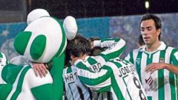 <b>POR TODO LO ALTO. </b>José Vega es abrazado tras su gol por Katxorro y la mascota del equipo.