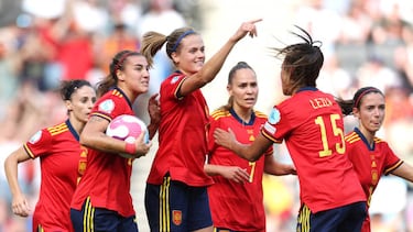 Las jugadoras de España celebran un tanto en el debut de la Selección en la Eurocopa