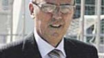 <b>¿ALMA CULÉ?</b> El vicepresidente de la Federación parece que sigue defendiendo los intereses blaugranas desde la otra orilla.