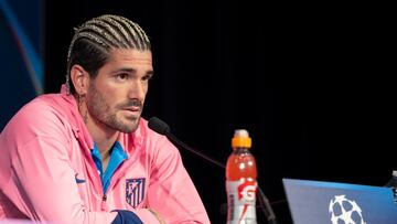 De Paul atiende a la prensa en París.