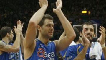 <b>REVULSIVO. </b>Jasen y Blanch celebran el triunfo ante el Barcelona.