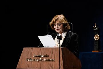 La poeta y ensayista, Ana Blandiana, Premio Princesa de Asturias de las Letras 2024, durante su discurso al recibir el galardón en el teatro Campoamor.