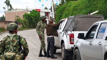 A Colombian soldier inspects a man from Ecuador following a spike in violence in the neighbouring nation, at the Ecuador-Colombia border in Carlosama, Colombia January 11, 2024. REUTERS/Andres Ceballos NO RESALES. NO ARCHIVES.