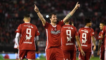 Cavenaghi recibió un caluroso homenaje en el Monumental