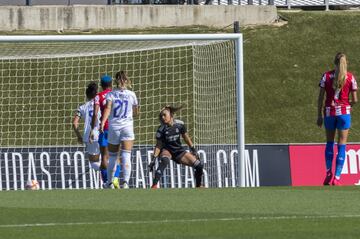 Deyna Castellanos marca el primer gol del partido tras un error defensivo de Kenti Robles (0-1).