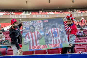 Dos aficionados rojiblancos dan las gracias a Falcao por su pasado rojiblanco. 