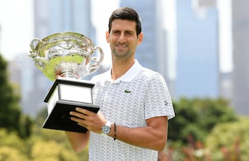El tenista serbio Novak Djokovic ha posado ante los medios de comunicación con el trofeo conseguido en Australia tras vencer en la final a Dominic Thiem. Con título suma 17 Grand Slam por detrás de los 19 de Nadal y de los 20 de Federer. 