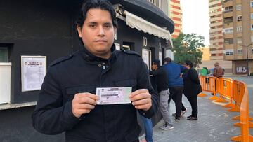 Un aficionado tras comprar una entrada en taquillas para el Valencia-Barcelona del 26 de noviembre.