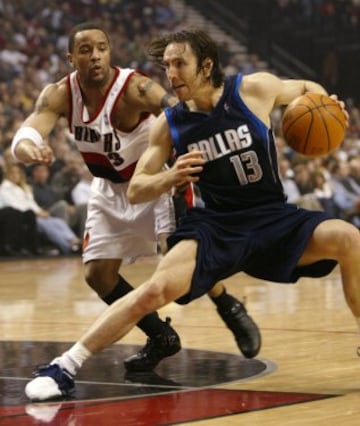 El jugador de los Dallas Maverick, Steve Nash ante el jugador de los  Portland Trail Blazerm, Damon Stoudamire.