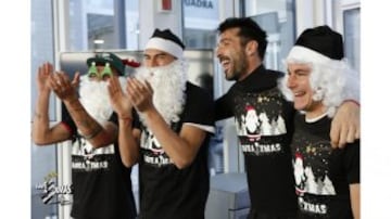 Cuadrado disfrutó del jingle navideño con sus compañeros de la Juve