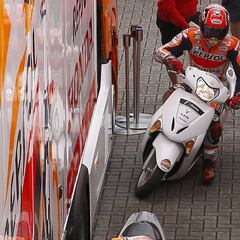 Márquez: “Casi me caigo también con el scooter”