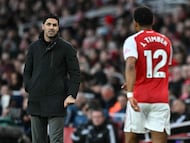 Arsenal's Dutch defender #12 Jurrien Timber (R) talks with Arsenal's Spanish manager Mikel Arteta before being substituted off during the English Premier League football match between Arsenal and Everton at the Emirates Stadium in London on March 14, 2026. (Photo by Ben STANSALL / AFP) / RESTRICTED TO EDITORIAL USE. No use with unauthorized audio, video, data, fixture lists, club/league logos or 'live' services. Online in-match use limited to 120 images. An additional 40 images may be used in extra time. No video emulation. Social media in-match use limited to 120 images. An additional 40 images may be used in extra time. No use in betting publications, games or single club/league/player publications. /