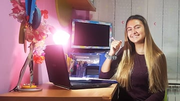 La surfista asturiana Nerea Donaire estudiando en su habitaci&oacute;n, en casa, durante el confinamiento por coronavirus que afecta Espa&ntilde;a. Con la medallas de los ISA World Surfing Games Junior en primer plano. 