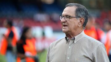 El equipo de Tiburones Rojos de Veracruz fue dirigido en su práctica por los hijos del aún director técnico del plantel.