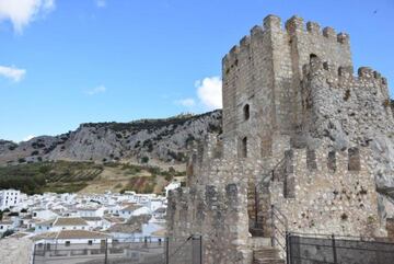 Zuheros es un pequeño pueblo situado al sureste de la provincia de Córdoba; en la comarca de la Subbética Cordobesa. Se trata de una de esas localidades que ha sabido mantener el encanto de otra época a través del tiempo. Zuheros brinda multitud de opciones para disfrutar de su patrimonio cultural, natural y etnográfico, todo ello en un entorno único y excepcional que no deja indiferente a nadie.