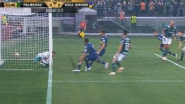 Cuando se alcanzaba el minuto 10 de juego Bruno Henrique culminaba una gran acción que inició en fuera de juego. Wewerton atrapó sobre la línea.