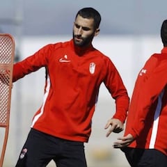 Gonalons da positivo por COVID-19 tras fichar hasta 2023