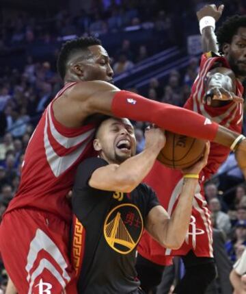 Stephen Curry lucha por el balón con Dwight Howard.