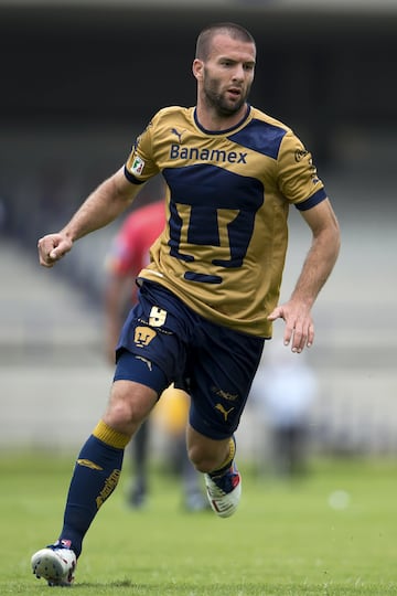Llegó en 2012 a Pumas, donde vivió una época difícil con 3 anotaciones en 14 partidos, cifras que agotaron la paciencia del equipo con rapidez.