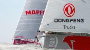 El Dongfeng y el Team MAPFRE, durante la regata..