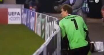 Durante un partido con el Stuttgart en 2009, Lehmann tuvo que hacer sus necesidades fisiológicas detrás de la publicidad estática. Eso sí, el arquero alemán tuvo suerte que su equipo estuviera al frente y no su marco no corrió peligro.