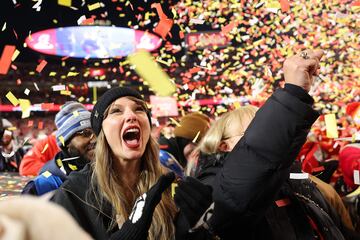 Taylor Swift celebra bajo una lluvia de confetis el triunfo de los Kansas City Chiefs ante los Buffalo Bills en la final de la Conferencia Americana.