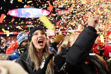 Taylor Swift celebra bajo una lluvia de confetis el triunfo de los Kansas City Chiefs ante los Buffalo Bills en la final de la Conferencia Americana.