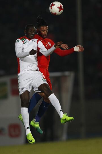 Futbol, Chile vs Burkina Faso.
Partido amistoso 2017.
El jugador de Chile, Mauricio Isla, derecha, disputa el balon contra Youssouf Barro de Burkina Faso durante el partido amistoso en el estadio Nacional.
Santiago, Chile.
02/06/2017
Marcelo Hernandez/Photosport***************

Football, Chile vs Burkina Faso.
Friendly match 2017.
Chile's player Mauricio Isla, left,  battles for the ball against Youssouf Barro of Burkina Faso during friendly match at Nacional stadium in Santiago, Chile.
02/06/2017
Marcelo Hernandez/Photosport