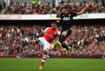 Alex Oxlade-Chamberlain disputa la pelota con James Chester.