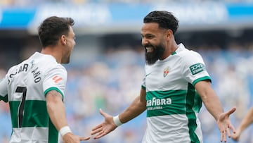 A CORUÑA, 01/06/2025.- Los jugadores del Elche, Mourad Daoudi (d) y Óscar Plano, celebran el primer gol de su equipo durante el encuentro correspondiente a la última jornada de la Liga Hypermotion que disputan hoy domingo Deportivo y Elche en el estadio Riazor de La Coruña. EFE/Cabalar.