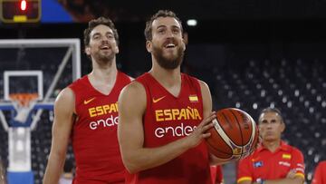 GRA342. CLUJ, 30/08/2017.- Los jugadores de la selecci&oacute;n espa&ntilde;ola de baloncesto Sergio Rodr&iacute;guez, Pau Gasol y el seleccionador Sergio Scariolo (d) durante el entrenamiento que el combinado nacional ha llevado a cabo hoy en el pabell&oacute;n Cluj Napoca de Rumania, para preparar el Eurobasket. Espa&ntilde;a se enfrentar&aacute; a Montenegro el pr&oacute;ximo viernes en el partido de la primera fase del campeonato. EFE/Juan Carlos Hidalgo