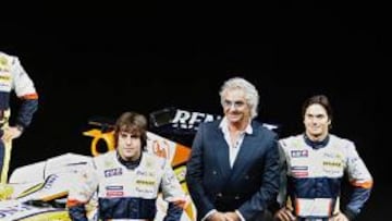 <b>LOS PROTAGONISTAS. </b>Los puntales del equipo Renault para 2008. De izquierda a derecha: Di Grassi y Grosjean (probadores), Alonso, el jefe Briatore y Piquet.