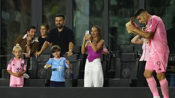 FORT LAUDERDALE, FLORIDA - AUGUST 6: Lionel Messi #10 watches Luis Suarez #9 of Inter Miami CF celebrating after scoring the second goal of his team during the Leagues Cup Phase One match between Inter Miami CF and Pumas de la UNAM at Chase Stadium on August 6, 2025 in Fort Lauderdale, Florida. Leonardo Fernandez/Getty Images/AFP (Photo by Leonardo Fernandez / GETTY IMAGES NORTH AMERICA / Getty Images via AFP)