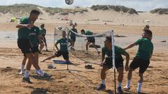 Los jugadores de Racing, en la playa en un entrenamiento de la pasada pretemporada, en julio.
  