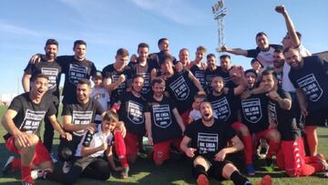 Los jugadores del M&eacute;rida celebran el t&iacute;tulo de campe&oacute;n en su grupo de Tercera Divisi&oacute;n.