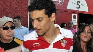 <b>VUELVE. </b>Navas, aclamado ayer en la partida hacia Costa Ballena, volverá a ser citado por Del Bosque.