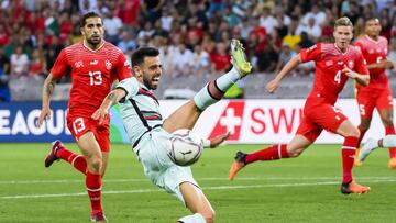 Geneva (Switzerland Schweiz Suisse), 12/06/2022.- Portugal's midfielder Bruno Fernandes (C) fights for the ball with Switzerland's defender Ricardo Rodriguez (L) and Switzerland's defender Nico Elvedi (R) during the UEFA Nations League soccer match between Switzerland and Portugal at the Stade de Geneve stadium, in Geneva, Switzerland, 12 June 2022. (Suiza, Ginebra) EFE/EPA/JEAN-CHRISTOPHE BOTT
