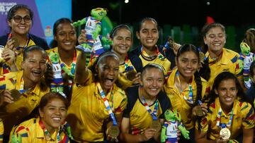 MED131. VALLEDUPAR (COLOMBIA), 28/06/2022.- Las jugadoras de Colombia celebran hoy, al ganar la medalla de oro en fútbol femenino ante Venezuela en los XIX Juegos Bolivarianos en Valledupar (Colombia). EFE/Luis Eduardo Noriega A
