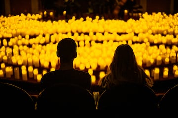 Espectadores de 'Los Bridgerton x Candleliht' en el Círculo de Bellas Artes de Madrid.