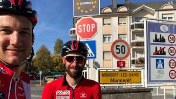 Thomas de Gendt y Tim Wellens posan tras llegar a Luxemburgo en la cuarta jornada de su odisea de Lombard&iacute;a a B&eacute;lgica.