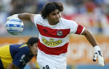 Después de una etapa en el Corinthians de Brasil, el arquero retornó al país para ocupar la portería de Everton en 2007. Recién volvería a Universidad de Chile, su club de origen, en 2011.